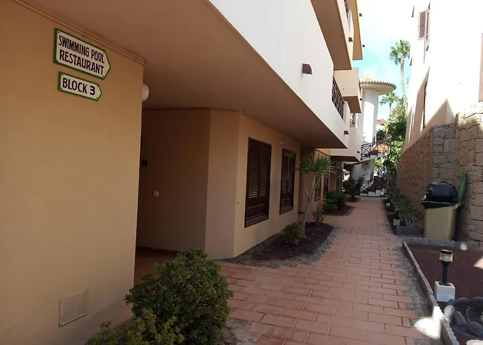 Apartment With Pool And Gardens Near The Coast